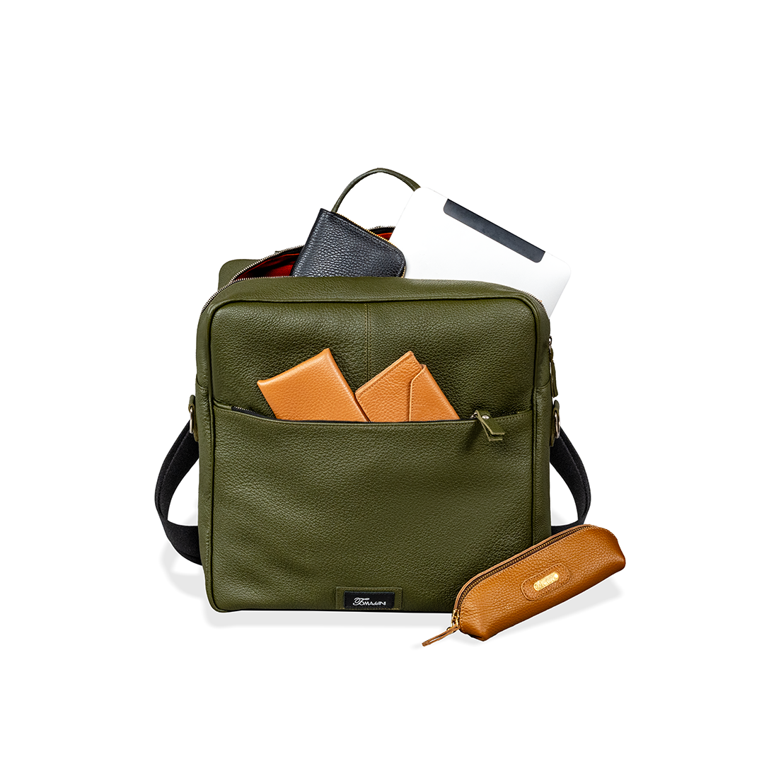 Zaino A Tracolla Impermeabile Unisex 17 Tasche - Borsa Da Viaggio E Escursionismo In Poliestere, Verde Oliva, Con Porta USB E Porta Auricolari