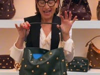
                      
                        Carica e riproduci il video nel visualizzatore della galleria, Borsa in pelle LUCREZIA Borchie forest
                      
                    