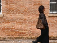
                      
                        Carica e riproduci il video nel visualizzatore della galleria, Borsa in pelle LUCREZIA Borchie tabacco
                      
                    