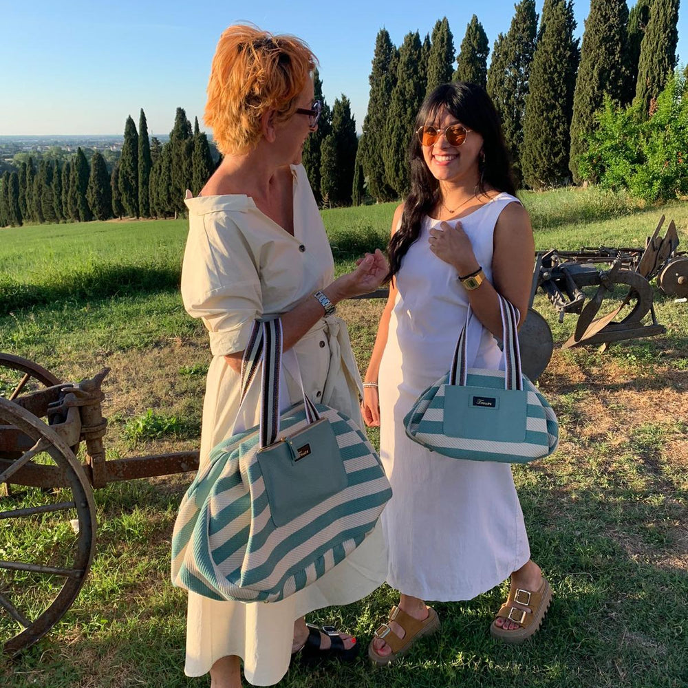 
                      
                        Borsone CARLOTTA maxi riga salvia
                      
                    