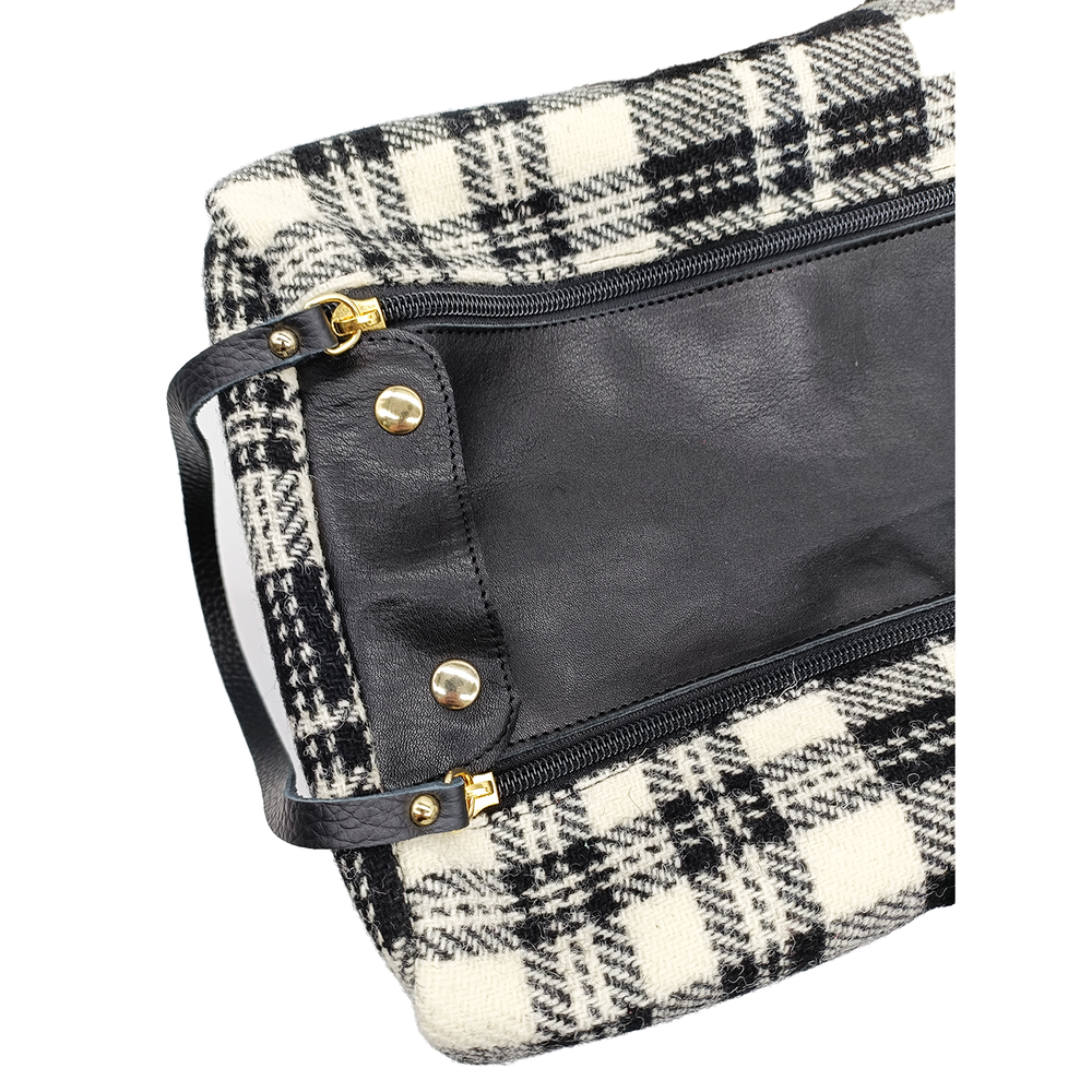 
                      
                        Borsone LAISA in tessuto tartan
                      
                    