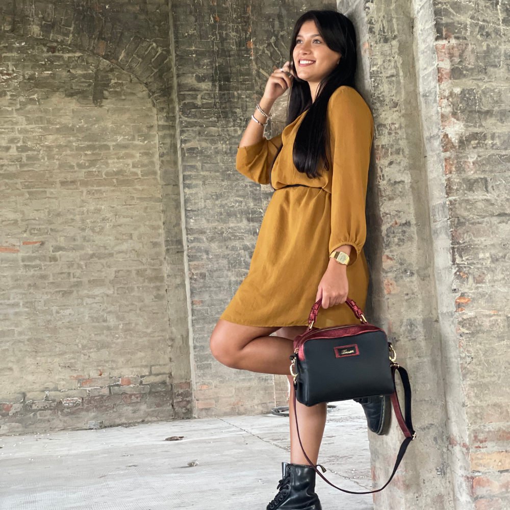 
                      
                        Borsa in pelle GRACE nero e ruggine lamé
                      
                    