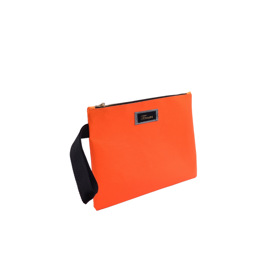 
                      
                        Maxi pochette con cinturino in tessuto
                      
                    