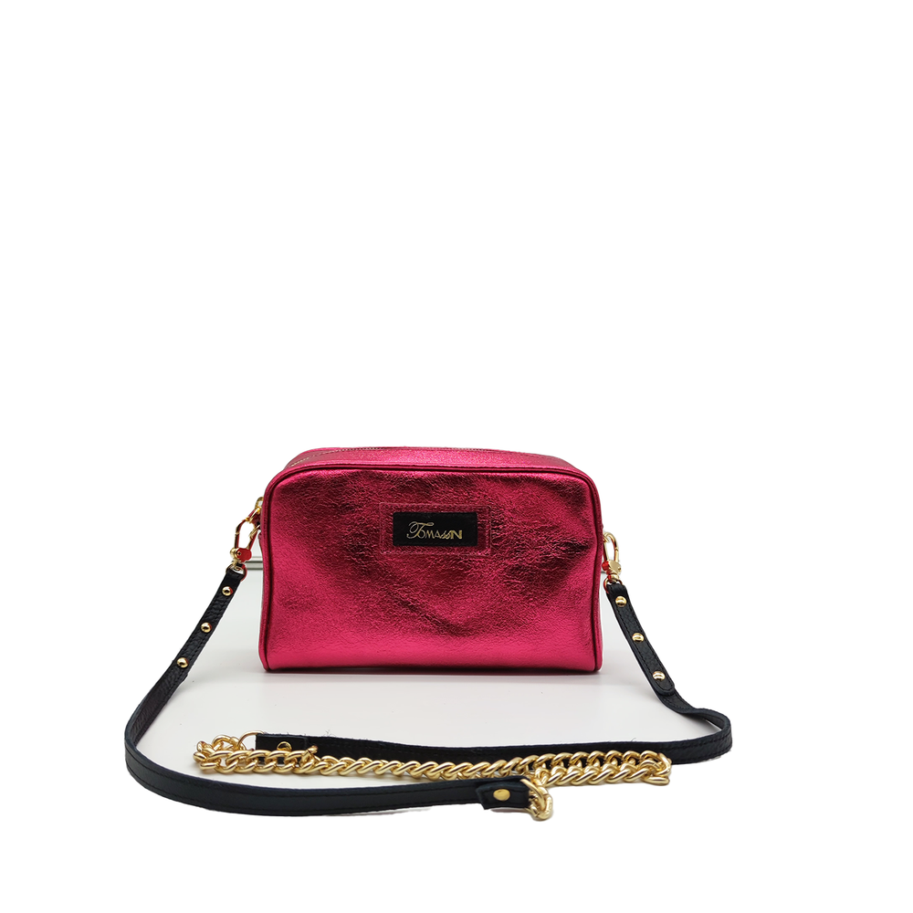 
                      
                        Borsa in pelle NINA fragola con tracolla con catena
                      
                    